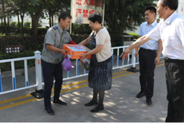 省總工會(huì)、省財(cái)貿(mào)工會(huì)慰問省儲(chǔ)備糧楊凌公司職工