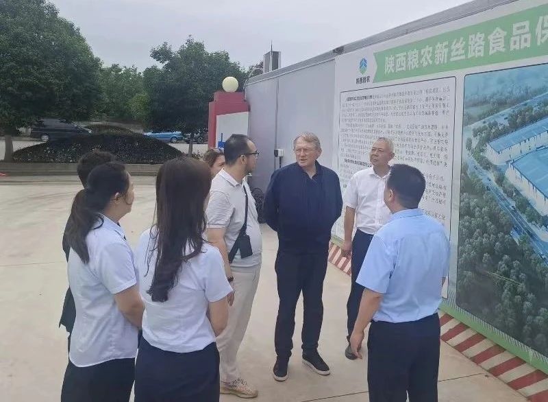 中俄友好、和平與發(fā)展委員會俄方主席鮑里斯·季托夫一行赴糧農新絲路食品保稅加工中心項目調研
